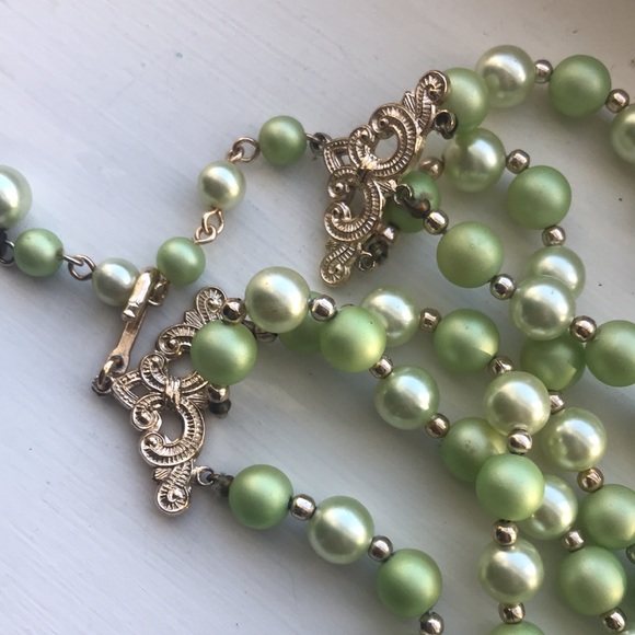 1950’s triple strand green beaded necklace / Jackie Kennedy Style - Picture 3 of 3